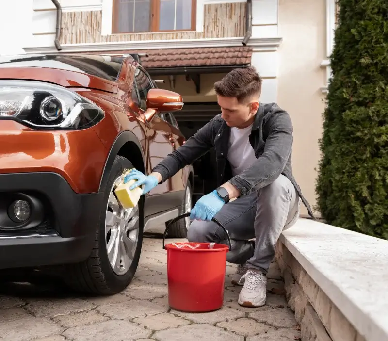 Lavage auto à domicile Feusines : professionnel intervenant sur un véhicule